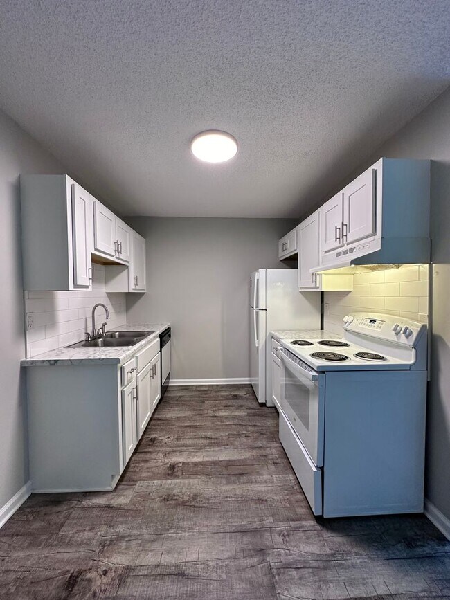 Building Photo - Now Leasing: 2 Bedroom Apartment in Maryvi...