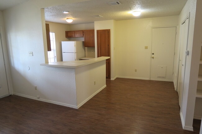 Building Photo - GREAT ROUND ROCK LOCATION