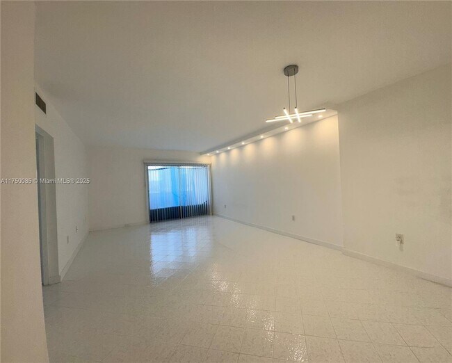 Building Photo - 400 Kings Point Dr