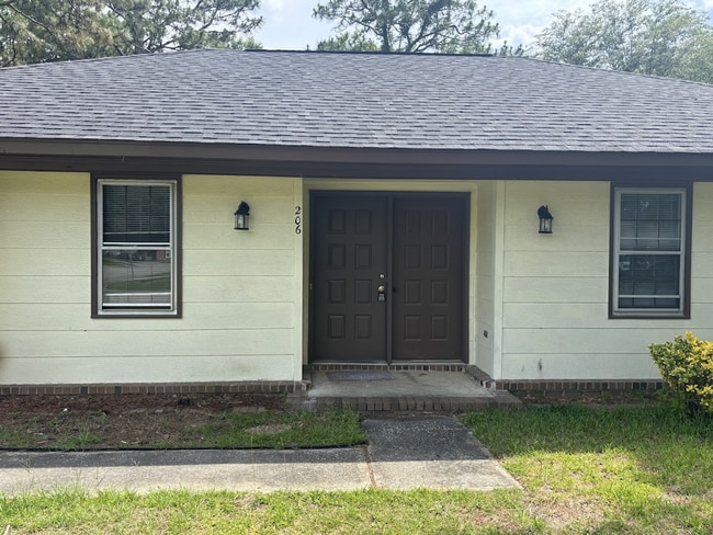 Building Photo - 3 Bed/2 Bath Ranch Style Home!
