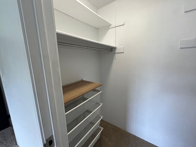 Building Photo - Charming One-Bedroom Condo with Southern E...