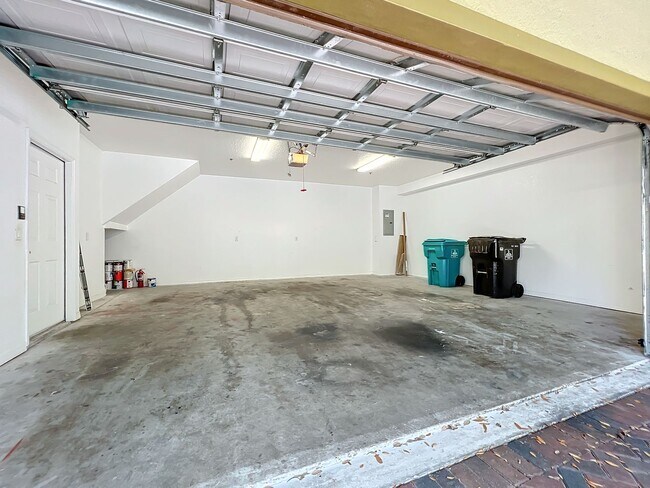 Building Photo - LUXURY 3 Bedroom / 2 Bath Townhome in a ga...