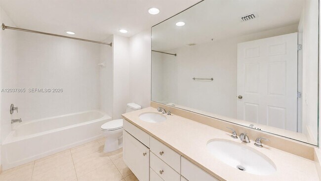 Building Photo - 2000 N Bayshore Dr