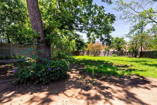 Building Photo - Beautiful 3 bedroom, 2 bathroom home in North Lamar!!!