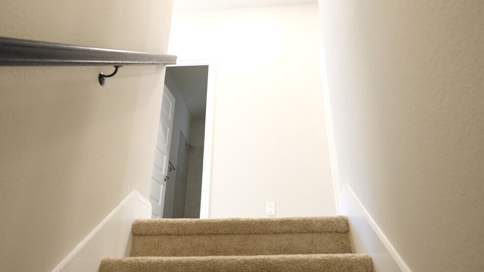 Building Photo - 332 Blackthorne Dr