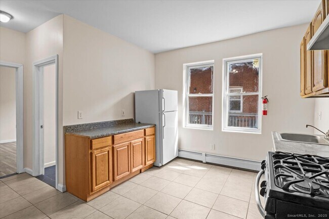 Building Photo - 204 Magnolia St