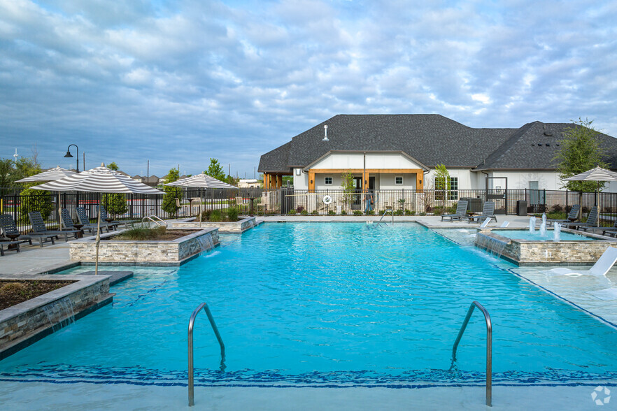 Pool - The Keegan at Mission Glen