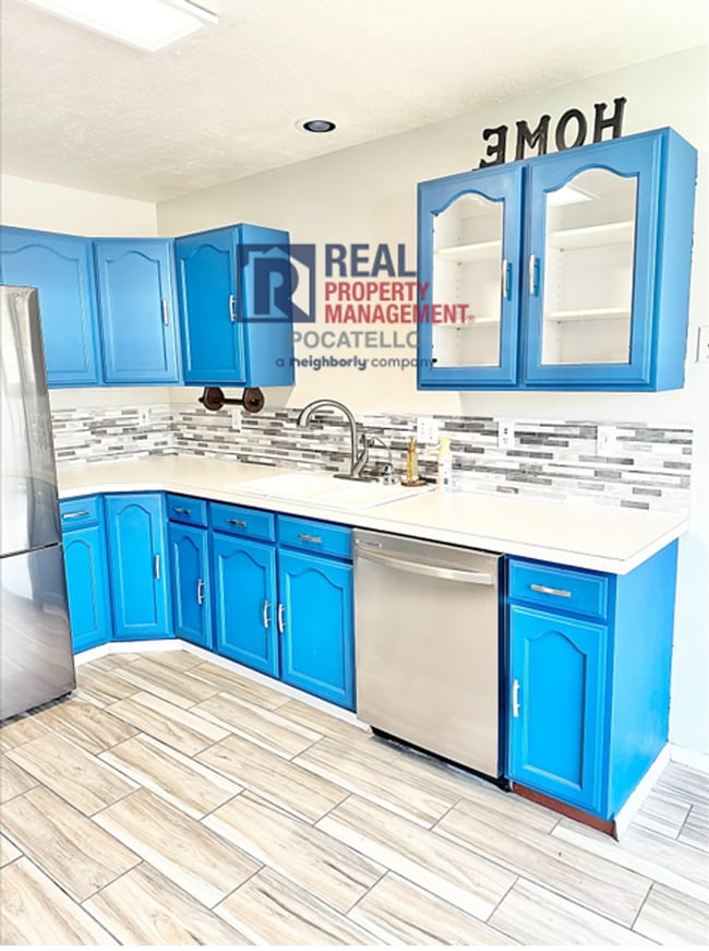 Building Photo - 5 Bedroom 3.5 Bath House - Pet Friendly