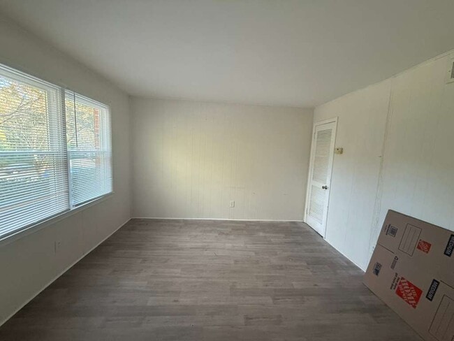 Building Photo - 618 Eastview Ct