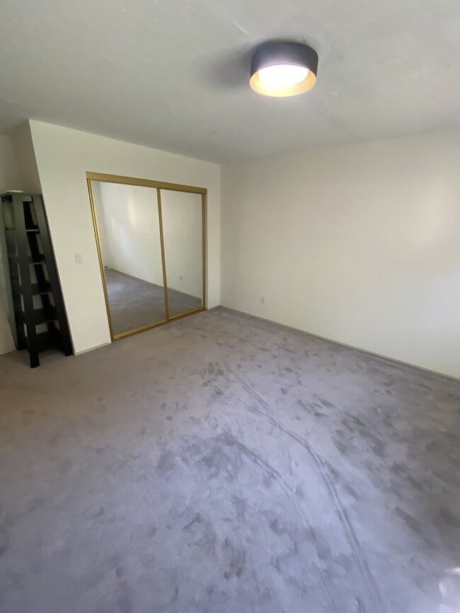 Building Photo - 924 Linda Ave