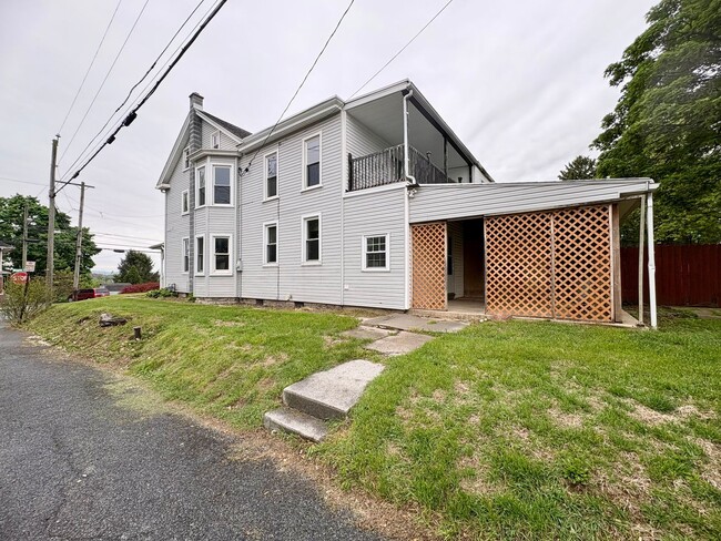 Building Photo - 3 Bedroom 1 Bathroom in Lebanon!