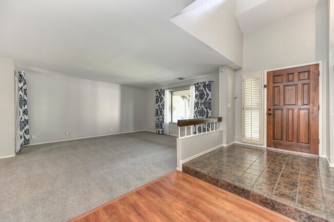 Building Photo - STUNNING 4BD / 2.5BTH SINGLE FAMILY RIGHT ...