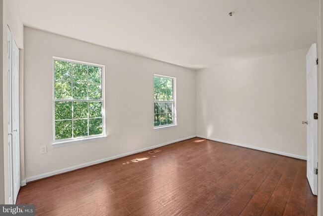 Building Photo - 1330 Hampshire Dr