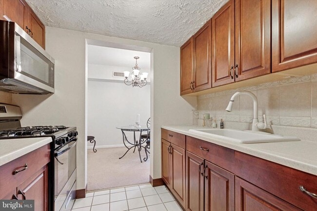 Building Photo - 304 Drummers Ln