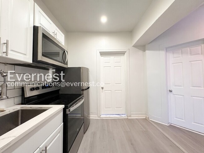 Building Photo - 2-Bed/1-Bath Spacious Condo with Balcony/ Available Now!