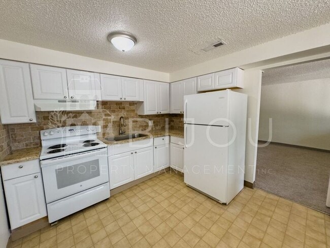 Building Photo - 3306 W Platte Ave