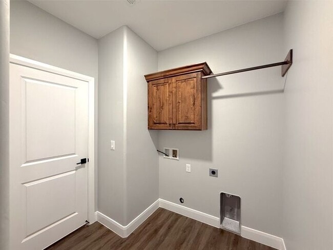 Building Photo - 4 bed, 2.5 bath duplex unit w/2 car garage