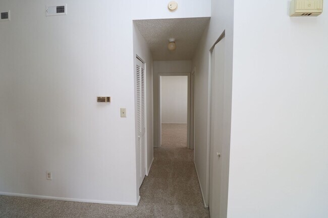 Building Photo - 2 bedroom 1 bath condo near Town Center in Virginia Beach!
