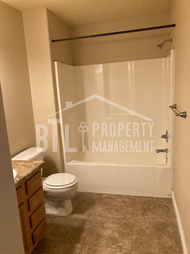 Building Photo - Beautiful Duplex in Forsyth, MO