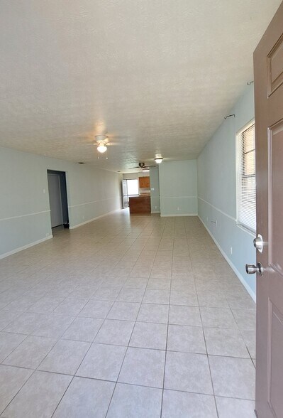 Building Photo - 3909 Ocean View Dr