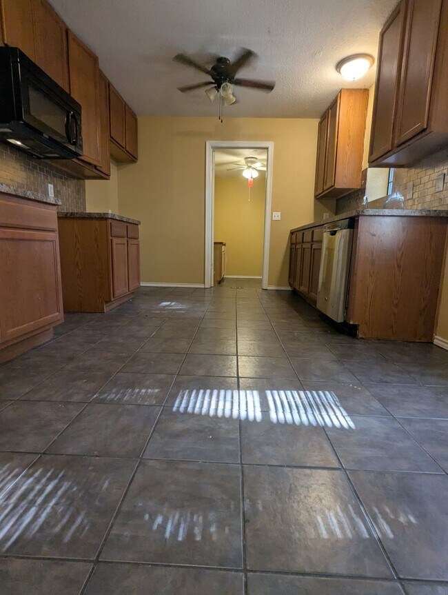 Building Photo - 912 Red Bud Dr