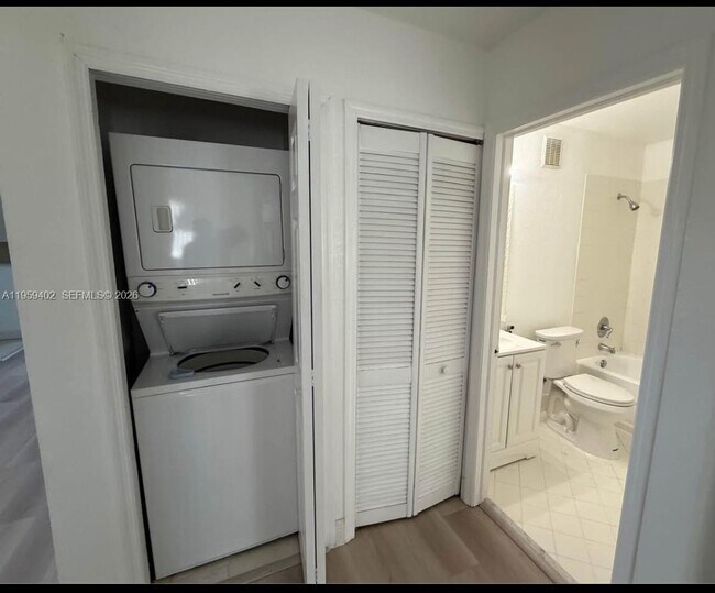 Building Photo - 1005 NE 34th Ave