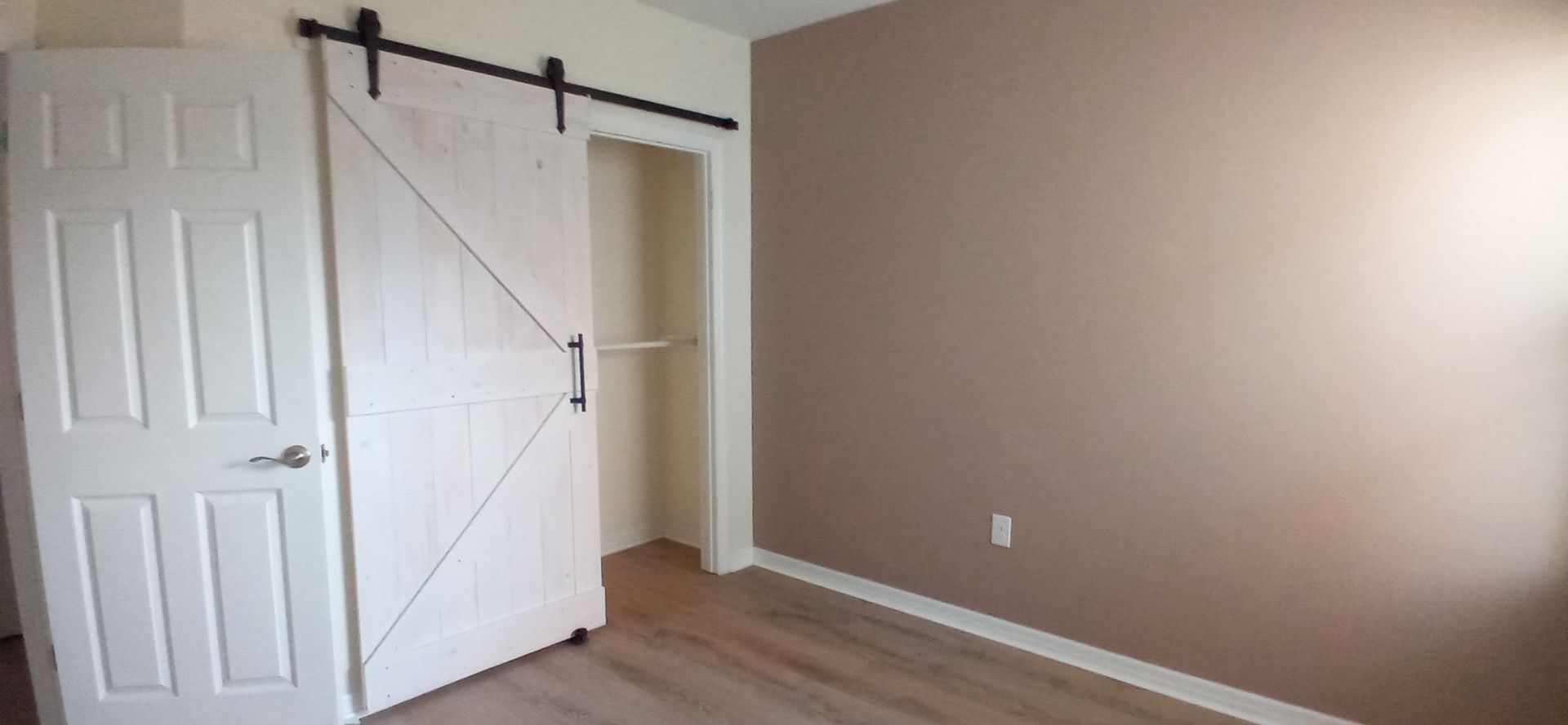 Building Photo - Coming Soon: Charming and Cozy 3 bedroom / 2 bathroom Home with 2 Car Garage, Lake View in Gated ...