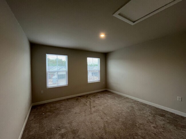 Building Photo - 4184 Farmfield Dr