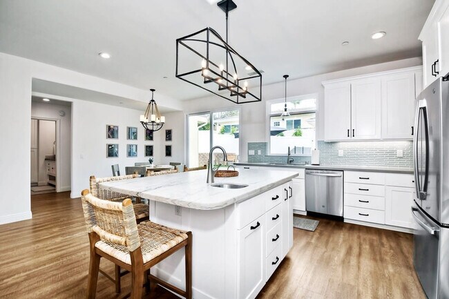 Building Photo - 541 San Dieguito Dr