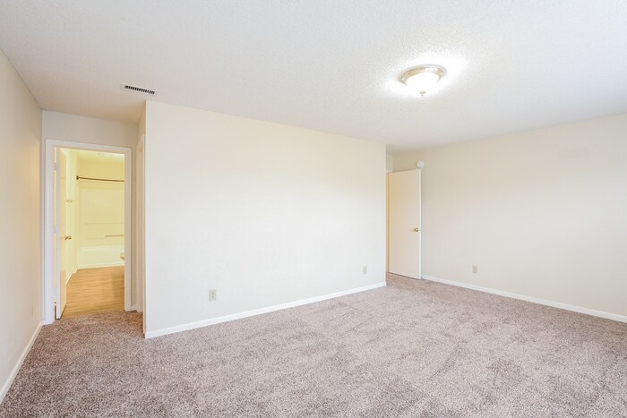 Building Photo - 10740 Glenayr Dr