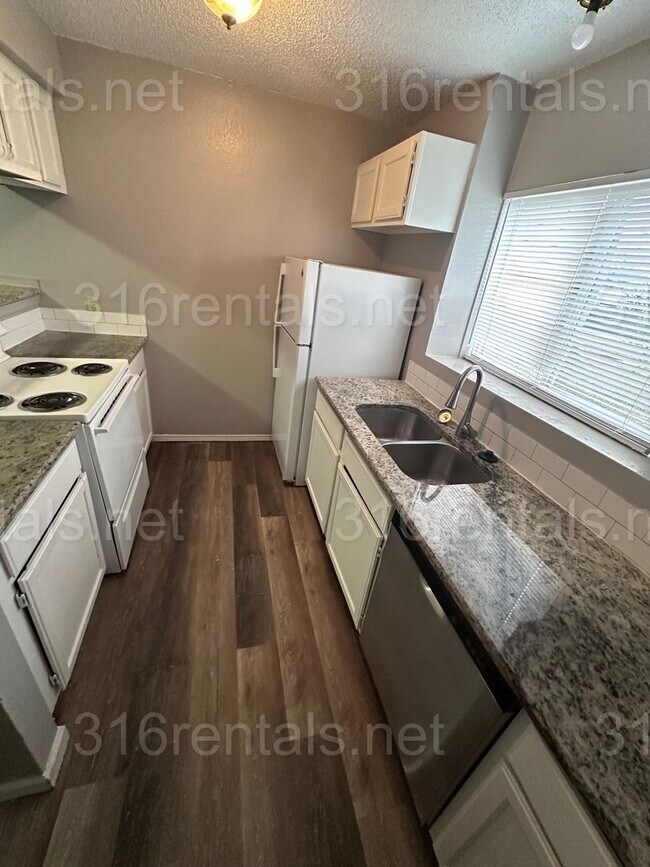 Building Photo - $895 - 2 bed 1.5 bath beautiful bi-level a...