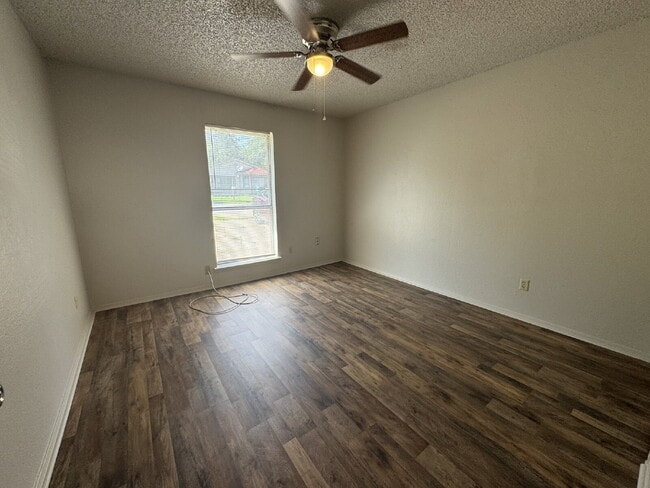 Building Photo - Two bedroom 1 bath with great space on qui...