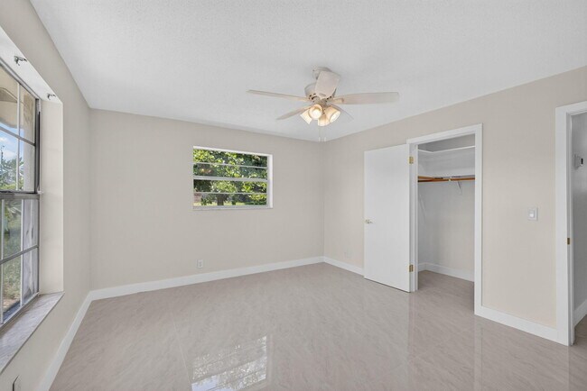 Building Photo - 3943 Roan Ct W