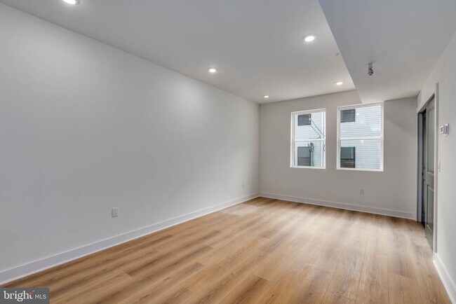 Building Photo - 1224 W Silver St