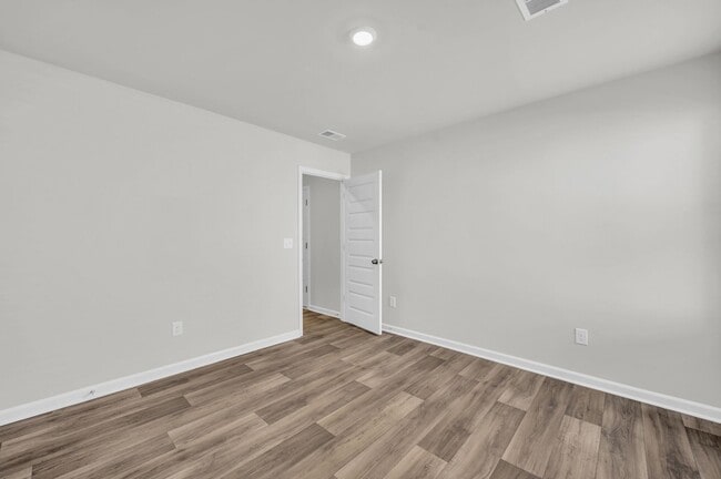 Building Photo - ***MOVE-IN SPECIAL*** $500 OFF OF YOUR FIR...