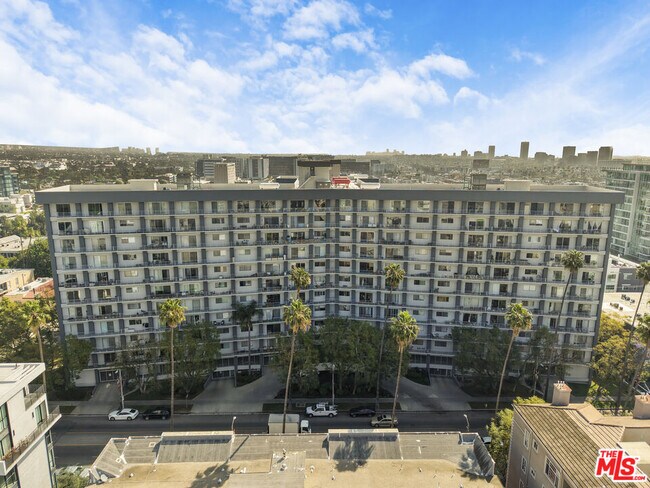 Building Photo - 100 S Doheny Dr