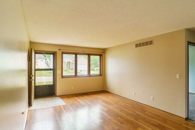 Building Photo - 2 Bedroom Townhome Available August 14th, 2026!