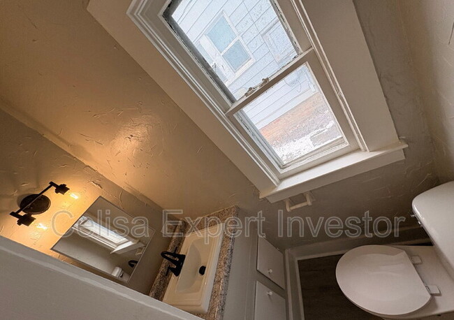 Building Photo - 425 Greenlawn Ave