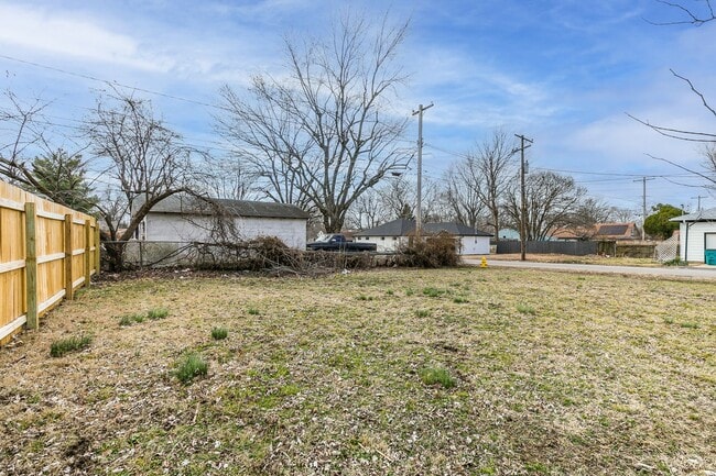 Building Photo - 2 Bedroom 1 Bathroom Home Located within w...