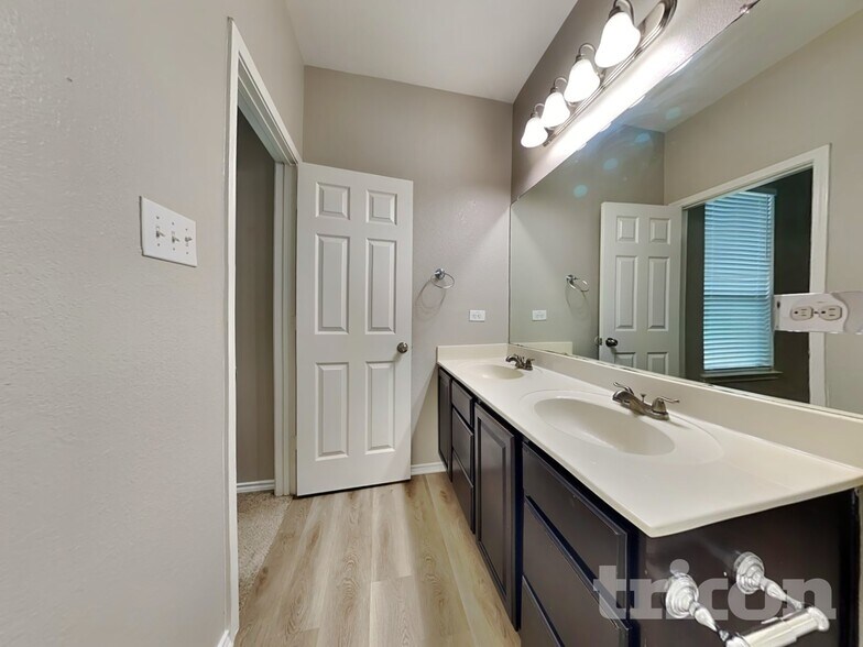 Building Photo - 9914 Hawk Village