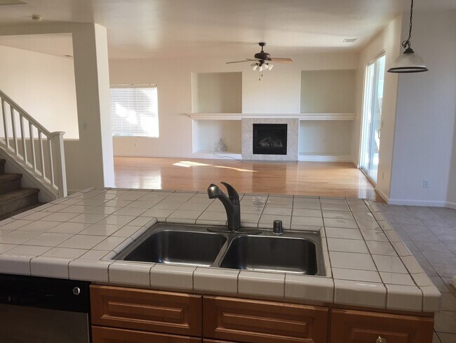 Building Photo - Fabulous Leo Wilson 4/3 in Clovis Unified!