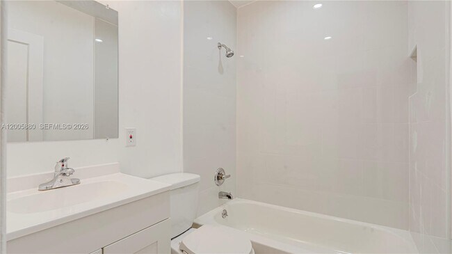 Building Photo - 1085 NE 128th St