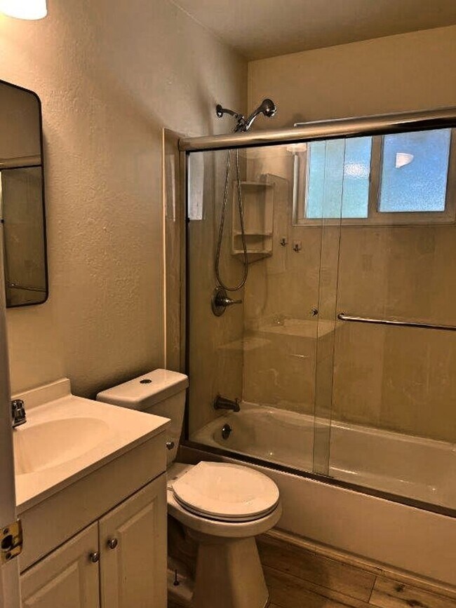 Building Photo - Remodeled 2 Bedroom Duplex w/ 1 Car Garage *Star Rentals