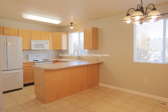 Building Photo - Amazing South Ogden Home with Everything!