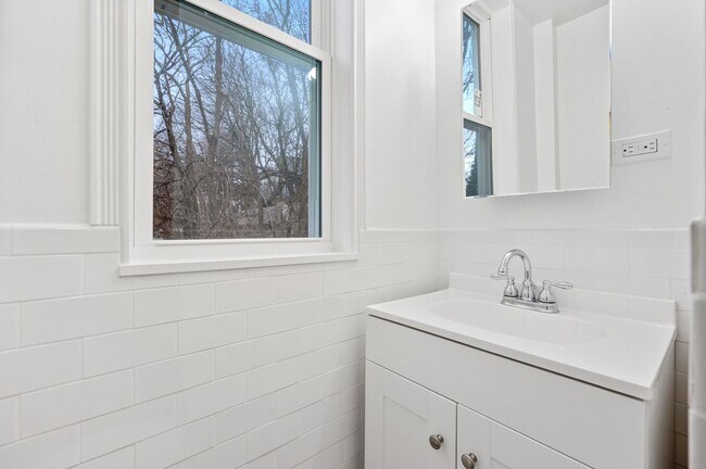 Building Photo - Spacious 3 Bed, 1 Bath Apartment in Garfie...