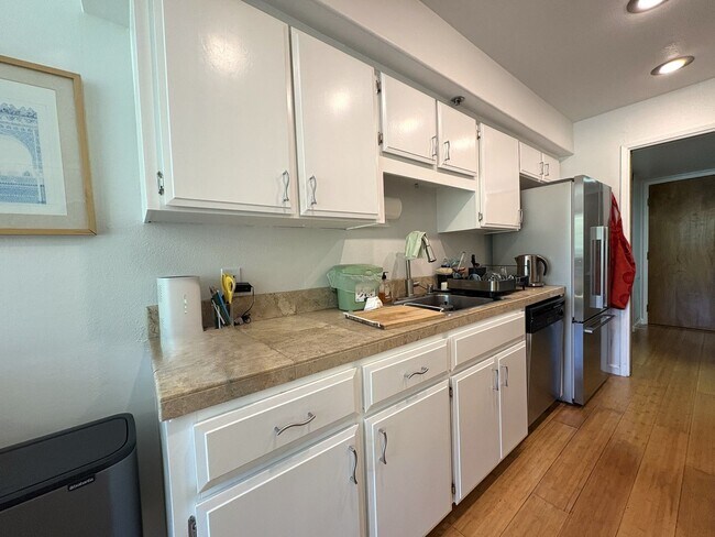 Building Photo - Beautiful 2-Bedroom Corner Condo in Downtown Palo Alto
