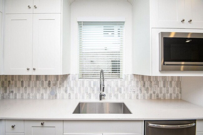 Building Photo - 28722 Mount Bonnell Dr