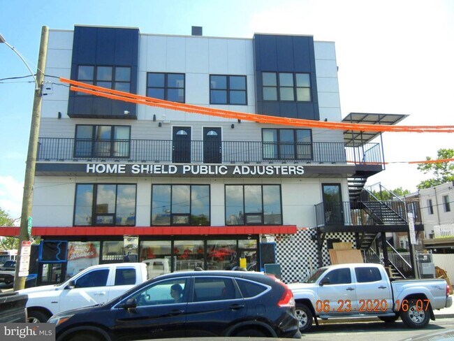 Building Photo - 2700 S 10th St