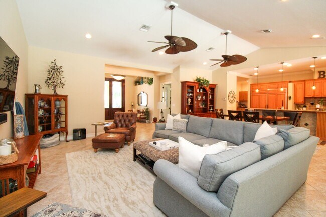 Building Photo - ** THE MOORINGS ** SINGLE FAMILY HOME 3 PL...