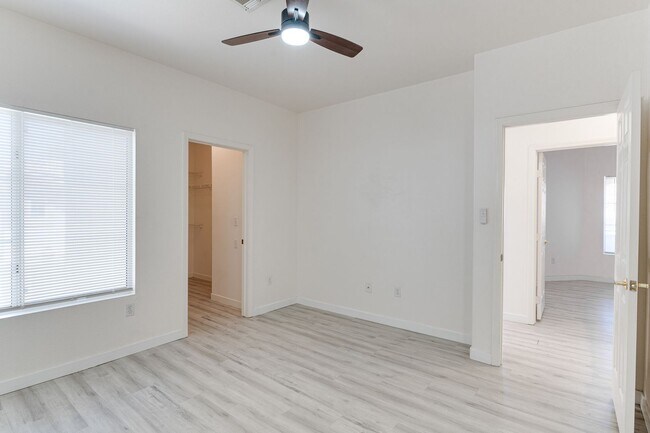 Building Photo - Charming 2-Bed/2-Bath Condo with Dual Mast...